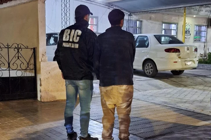 Sorprenden a un hombre robando un matafuegos en la Escuela ARA San Juan