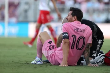 Messi se lesionó y pidió el cambio a los 7 minutos Messi se lesionó y pidió el cambio a los 7 minutos