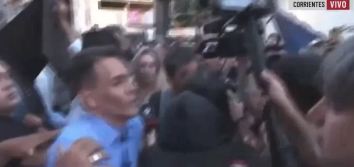 [VIDEO] Ahora en Corrientes: tensión y empujones en la caravana de Karina Milei y Martín Menem