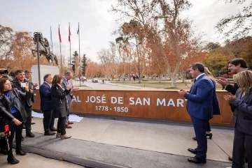 El Gobernador inauguró la refacción de la zona del monumento a San Martín El Gobernador inauguró la refacción de la zona del monumento a San Martín