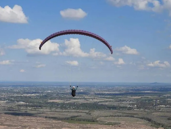 Un parapentista se estrelló en el Cerro Tres Marías y sufrió serios golpes en su cabeza Un parapentista se estrelló en el Cerro Tres Marías y sufrió serios golpes en su cabeza