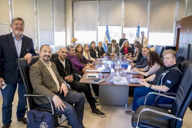 El Gobierno y los gremios docentes de San Juan llegaron a un acuerdo paritario El Gobierno y los gremios docentes de San Juan llegaron a un acuerdo paritario