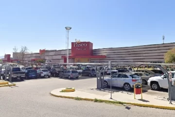 Roban unos 10 millones de pesos del interior de una camioneta estacionada en el Hiper