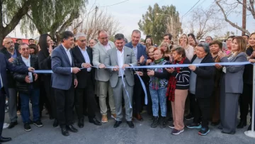 Orrego y Martín inauguraron obras de repavimentación en Villa Flora Orrego y Martín inauguraron obras de repavimentación en Villa Flora