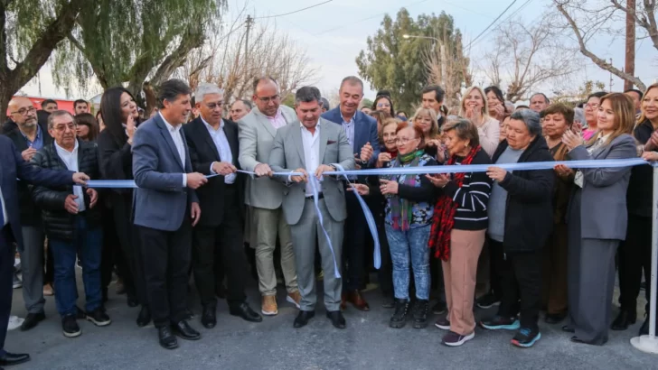 Orrego y Martín inauguraron obras de repavimentación en Villa Flora Orrego y Martín inauguraron obras de repavimentación en Villa Flora