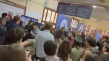 Butal pelea entre agrupaciones libertarias y peronistas en un pasillo de la UBA
