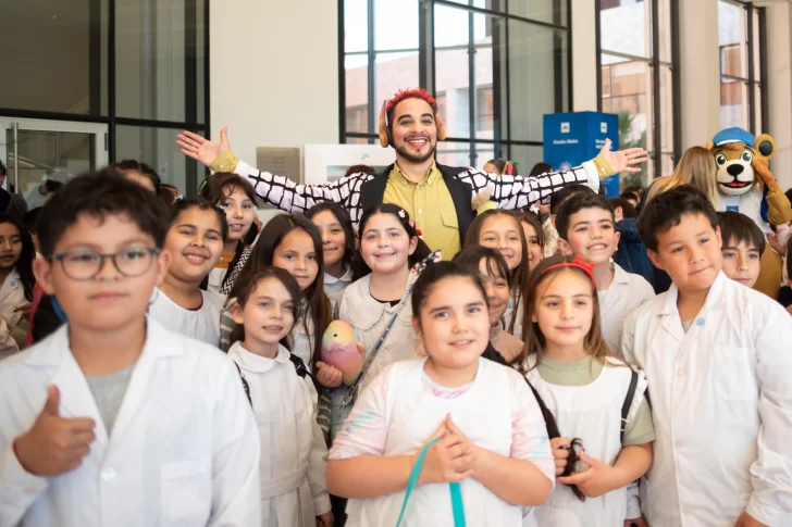 Unos 6 mil niños aplaudieron a Puck en una propuesta del Teatro del Bicentenario Unos 6 mil niños aplaudieron a Puck en una propuesta del Teatro del Bicentenario
