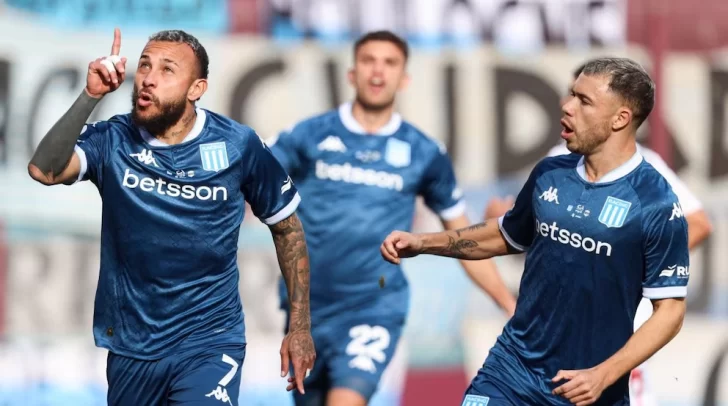 Racing goleó 3 a 0 a Riestra y avanzó a cuartos Racing goleó 3 a 0 a Riestra y avanzó a cuartos