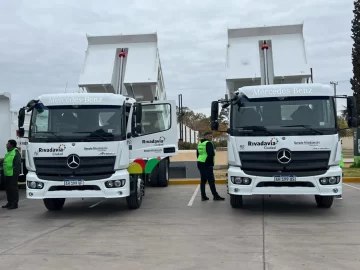Rivadavia presentó los nuevos camiones para servicios públicos Rivadavia presentó los nuevos camiones para servicios públicos