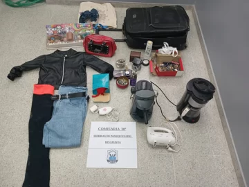 Llevaba electrodomésticos y alhajas pero abandonó todo cuando vio a la policía Llevaba electrodomésticos y alhajas pero abandonó todo cuando vio a la policía