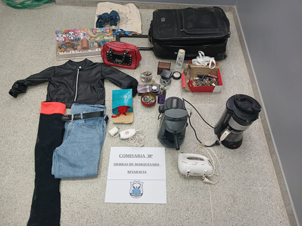 Llevaba electrodomésticos y alhajas pero abandonó todo cuando vio a la policía Llevaba electrodomésticos y alhajas pero abandonó todo cuando vio a la policía