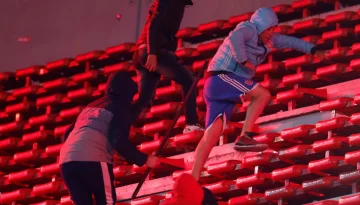 El Gobierno pidió la expulsión del país de los hinchas de la Universidad de Chile El Gobierno pidió la expulsión del país de los hinchas de la Universidad de Chile