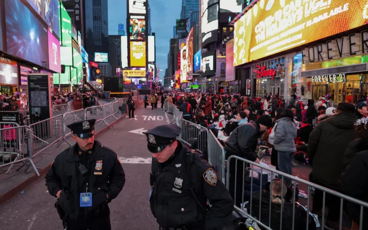 Pánico en Nueva York: un adolescente abrió fuego en Times Square y dejó al menos tres heridos Pánico en Nueva York: un adolescente abrió fuego en Times Square y dejó al menos tres heridos