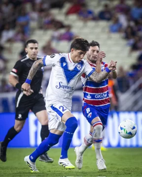 Fortaleza empató con Vélez por los octavos de final y todo se define en Liniers