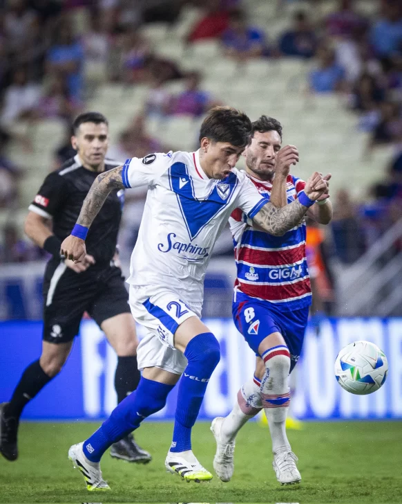 Fortaleza empató con Vélez por los octavos de final y todo se define en Liniers