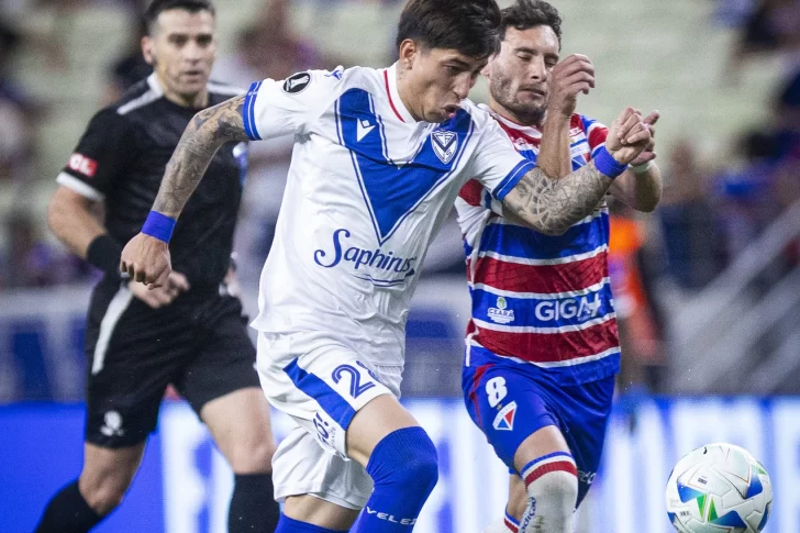 Fortaleza empató con Vélez por los octavos de final y todo se define en Liniers