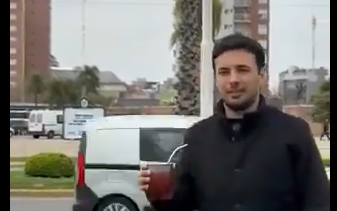 Un candidato hizo viral cuánto tardaron en taparle un cartel suyo Un candidato hizo viral cuánto tardaron en taparle un cartel suyo