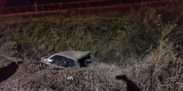 Se quedó dormido y terminó con su auto dentro de un desagüe Se quedó dormido y terminó con su auto dentro de un desagüe