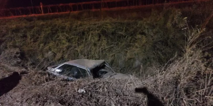 Se quedó dormido y terminó con su auto dentro de un desagüe Se quedó dormido y terminó con su auto dentro de un desagüe