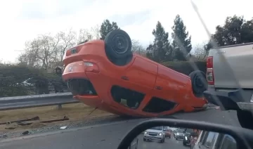 Choque, vuelco y caos vehicular en Ruta 40: afortunamente no hubo heridos de gravedad Choque, vuelco y caos vehicular en Ruta 40: afortunamente no hubo heridos de gravedad