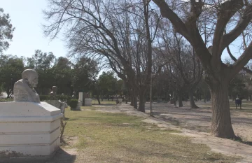 Alumnos trabajan para agregar escritores en el Jardín de los Poetas
