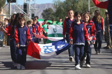 Los abuelos fueron protagonistas en el desfile aniversario de Rivadavia