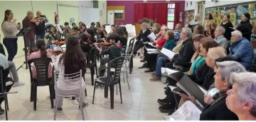 Adultos y niños unidos por el arte