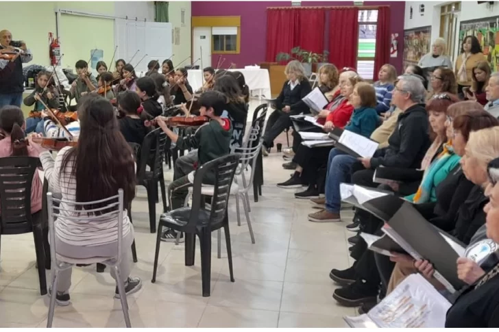 Adultos y niños unidos por el arte