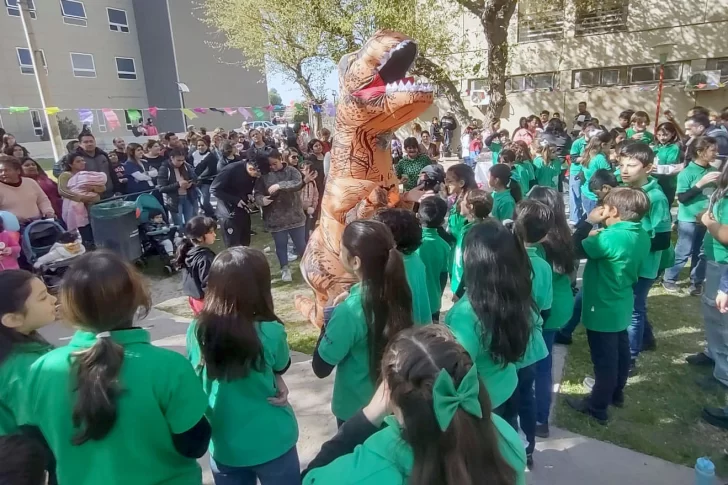 Un dinosaurio fue la gran atracción en el festejo del Día del Niño en Hospital Rawson