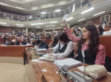 Con el recinto de la Legislatura lleno, arrancó el simulacro de la Asamblea de la ONU protagonizada por estudiantes secundarios