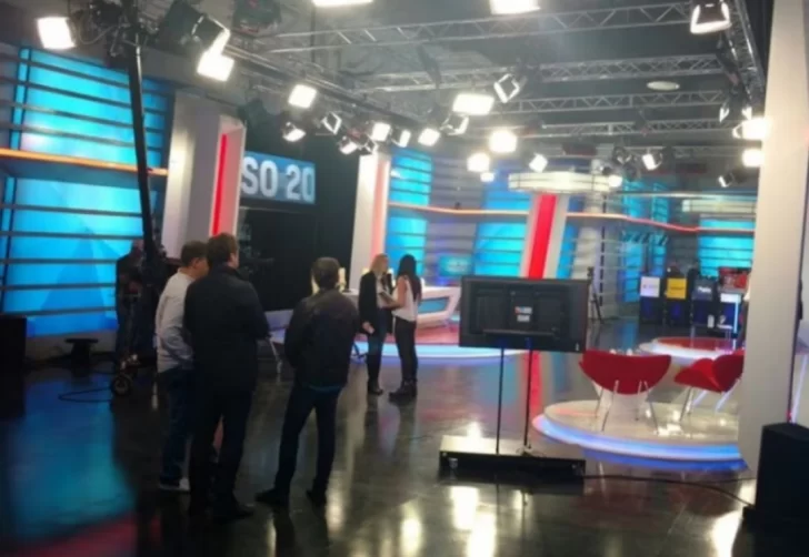 Un hombre con un cuchillo ingresó a Crónica TV y generó pánico en el canal Un hombre con un cuchillo ingresó a Crónica TV y generó pánico en el canal