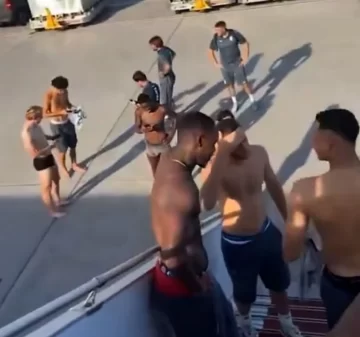 Jugadores del Mónaco quedaron en ropa interior por problemas en el aire acondicionado del avión