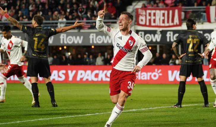 River le ganó 2-1 a Estudiantes y trepó a la cima de su grupo River le ganó 2-1 a Estudiantes y trepó a la cima de su grupo