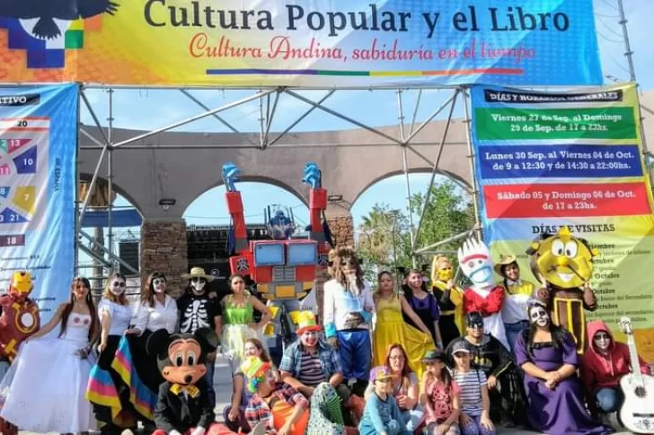 Los jóvenes sanjuaninos que confeccionan sus propios disfraces con elementos reciclados para divertir a los chicos