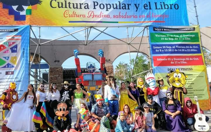 Los jóvenes sanjuaninos que confeccionan sus propios disfraces con elementos reciclados para divertir a los chicos