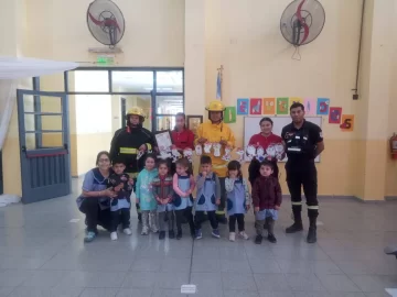 El desafío de los Bomberos Voluntarios, enseñarles a los más chiquitos a no tenerle miedo a los sismos El desafío de los Bomberos Voluntarios, enseñarles a los más chiquitos a no tenerle miedo a los sismos