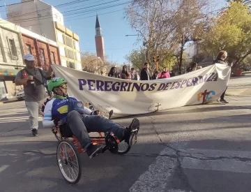 El sanjuanino que desafió su discapacidad por fe: participa de la peregrinación a Ceferino Namuncurá, pedaleando su triciclo adaptado