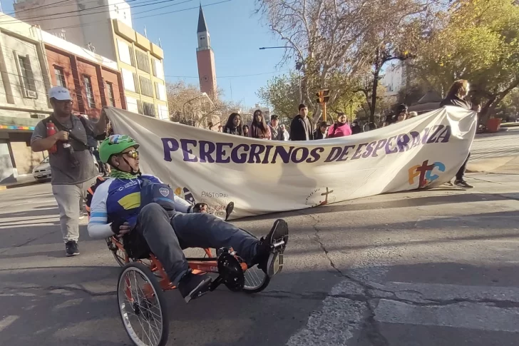 El sanjuanino que desafió su discapacidad por fe: participa de la peregrinación a Ceferino Namuncurá, pedaleando su triciclo adaptado