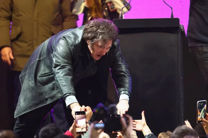 En la previa a las elecciones, las acciones tocaron su nivel más bajo del año y el riesgo país se disparó a los 900 puntos En la previa a las elecciones, las acciones tocaron su nivel más bajo del año y el riesgo país se disparó a los 900 puntos