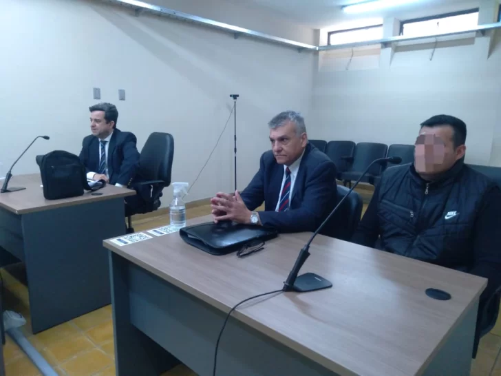 Condenaron a 1 año sin encierro a un jornalero por lesionar a talerazos a su hijo de 6 años, porque le tiró el teléfono al piso Condenaron a 1 año sin encierro a un jornalero por lesionar a talerazos a su hijo de 6 años, porque le tiró el teléfono al piso