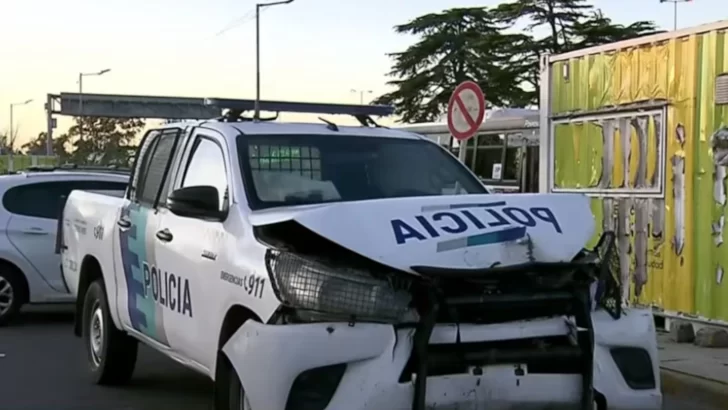 Dos patrulleros chocaron en una persecución de película y hay cuatro policías heridos Dos patrulleros chocaron en una persecución de película y hay cuatro policías heridos