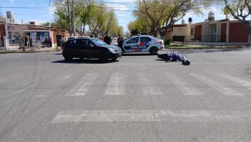 Una mujer, la más herida en un choque entre un auto y la moto en la que iba como acompañante Una mujer, la más herida en un choque entre un auto y la moto en la que iba como acompañante