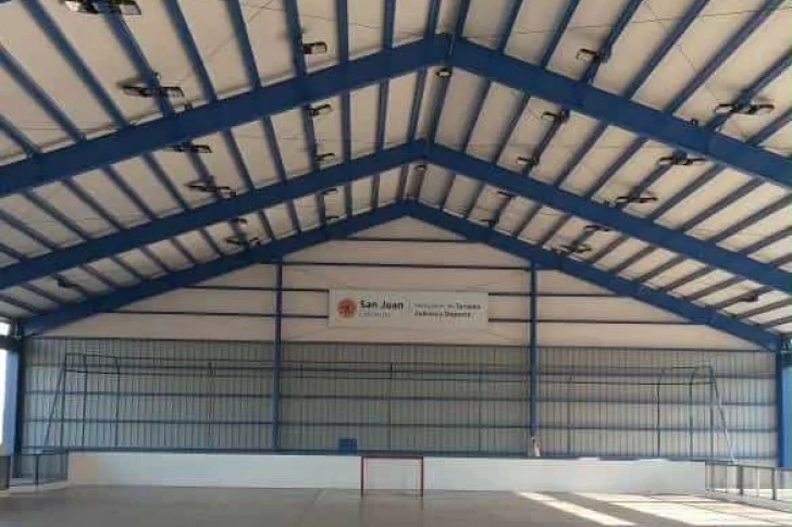 Misión cumplida: el Club del Centro Comercial e Industrial de Santa Lucía ya tiene su cancha techada