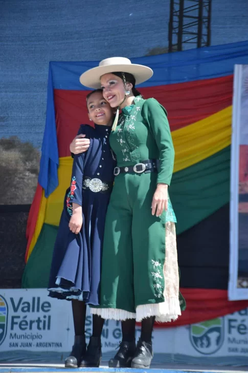Campeonas-Nacionales-de-Malambo-Femenino-2025-Valentina-Villalon-cateogria-Infantil-y-Judith-Monteros-categoria-Mayor-485x728