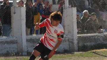 A joven futbolista jachallero se le salió el femur en un partido y requiere ayuda