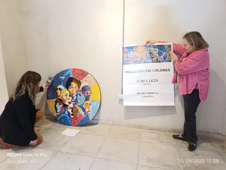 Con-algunas-de-sus-obras-728x548