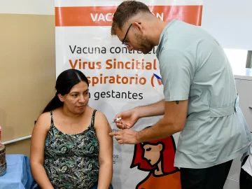 Embarazadas tendrán 2 meses más para vacunarse y proteger a sus bebés del virus sincitial