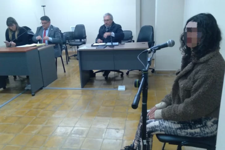 Tiene problemas con el consumo de alcohol y drogas, la investigan por golpear a su nena