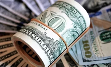 Los dólares se escapan de los bancos y terminan bajo el colchón