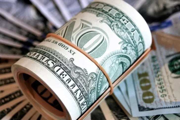 Los dólares se escapan de los bancos y terminan bajo el colchón